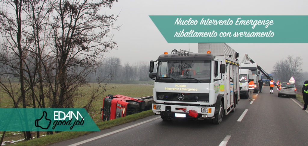 Ribaltamento autoarticolato con sversamento di sostanze chimiche